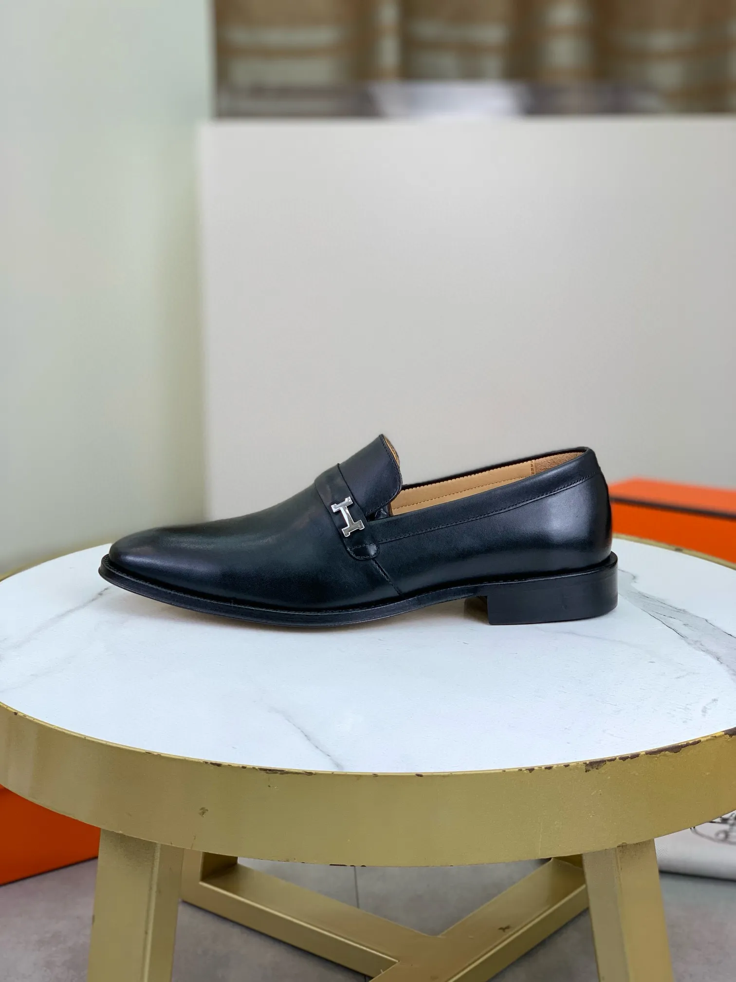 Factory price P960 💰Top version 💎💎💎 Original leather outsole Brand: Hermès (Hermès) Standard code: Men's size 39-44 (38, 45 can be customized) Grade: Same as the official website Original quality materials: Original soft calfskin Water-dyed cowhide lining Original Italian leather outsole Style categories: Men's fashion Formal casual leather shoes Slip-on men's shoes series Young fashion European and American trends, British style, colors: multiple options, counter packaging
